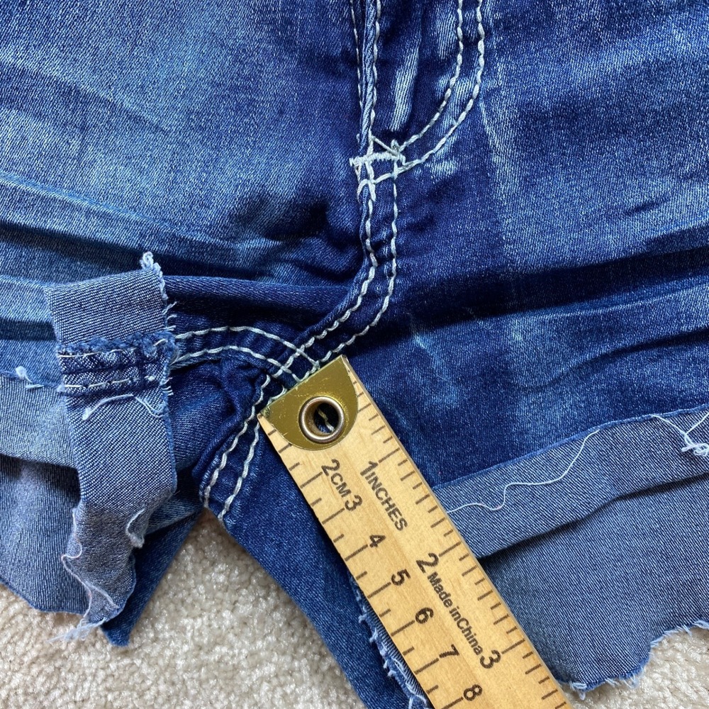 Almost Famous Women's Denim Shorts Size 9 Distressed Star Print - Picture 6 of 9
